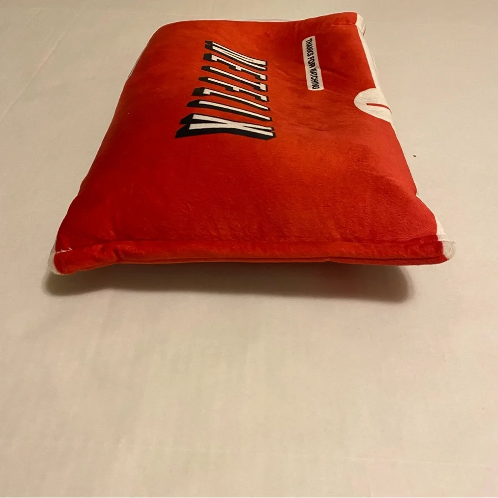Official Netflix Movie Night Popcorn Blanket & Netflix Logo Pillow Cover Set - Picture 5 of 12